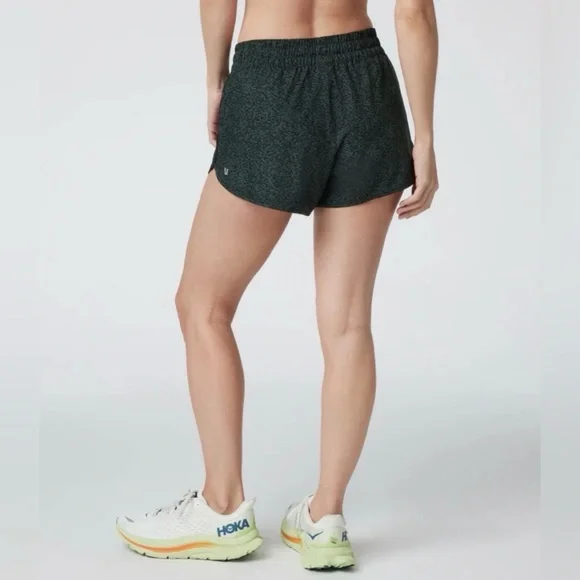 Vuori Clementine 2.0 Shorts 4” - Picture 2 of 5